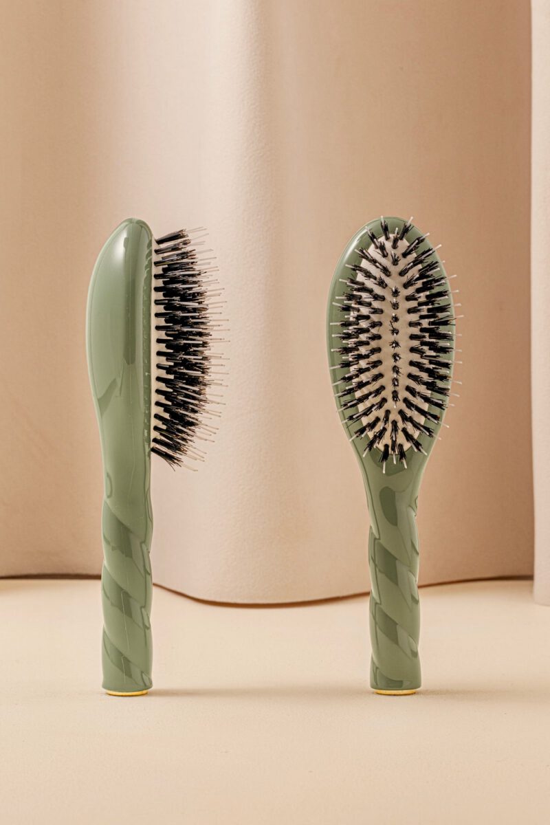 N.02 La Petite Brosse Démêlante & Soin l'Indispensable Vert Amande