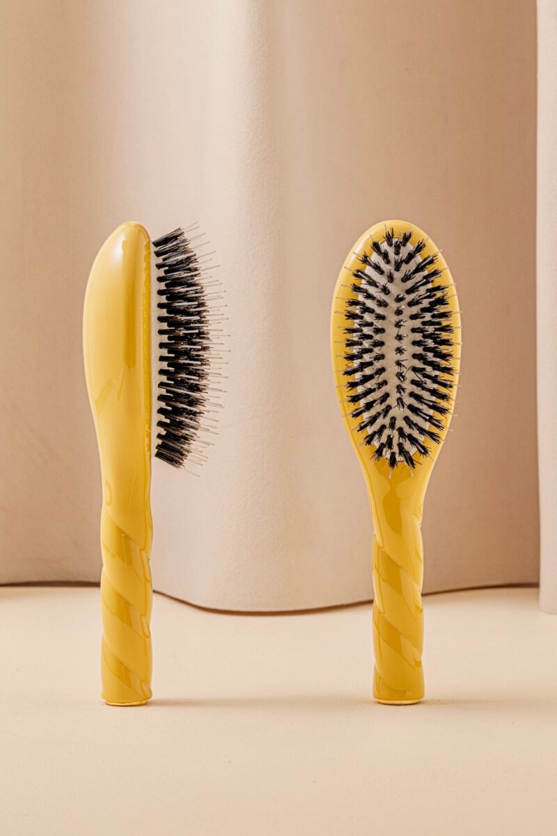 N.02 La Petite Brosse Démêlante & Soin l'Indispensable Jaune Safran