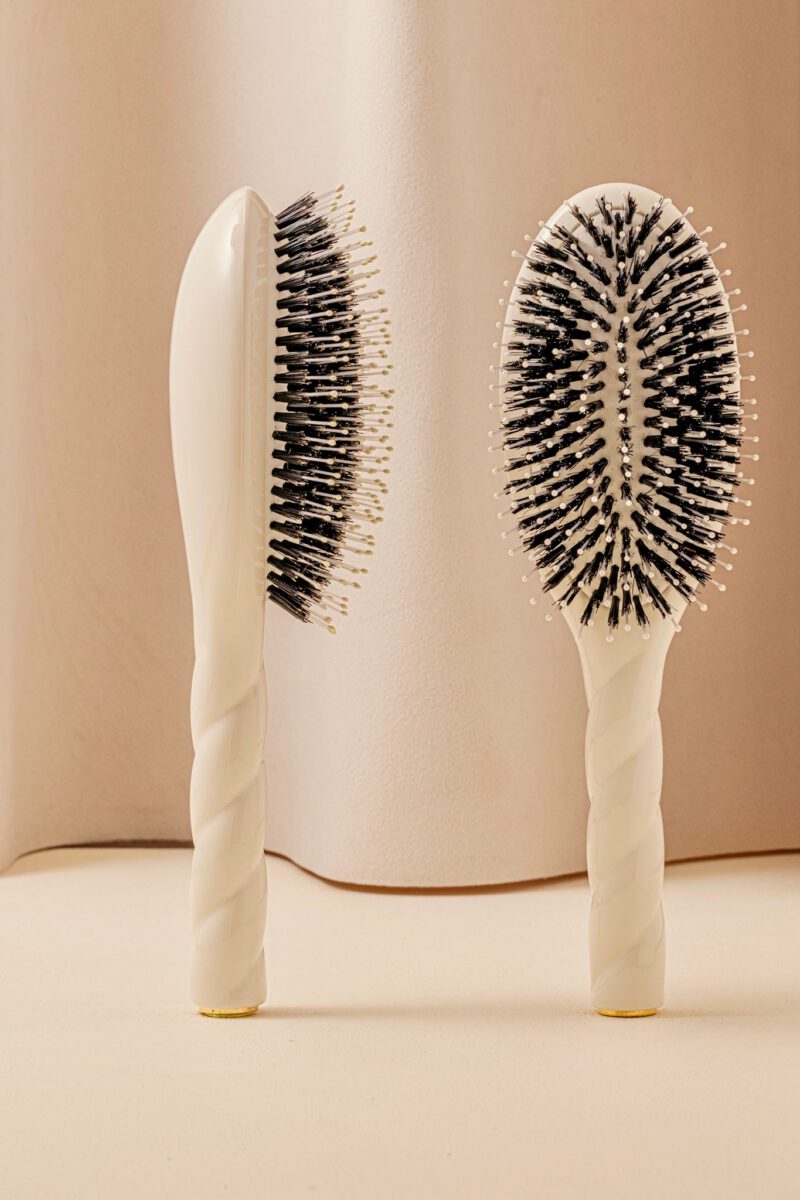 N.03 La Brosse Cuir Chevelu Sensible l'Indispensable Douceur Blanc Crème