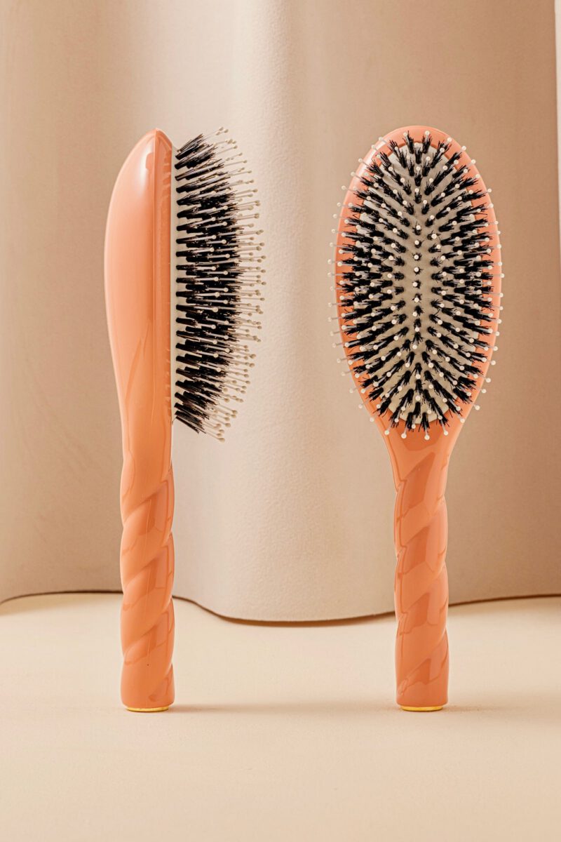 N.03 La Brosse Cuir Chevelu Sensible l'Indispensable Douceur Corail