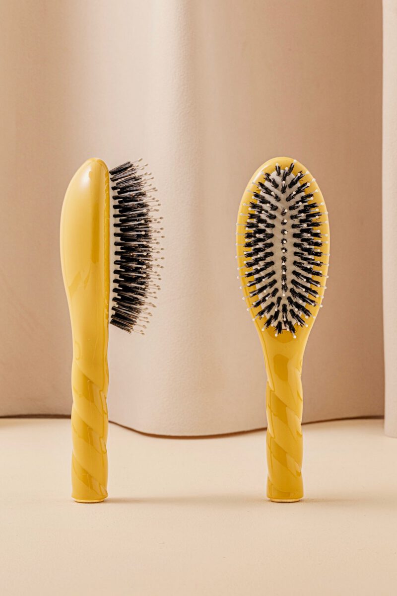 N.03 La Petite Brosse Cuir Chevelu Sensible l'Indispensable Douceur Jaune Safran