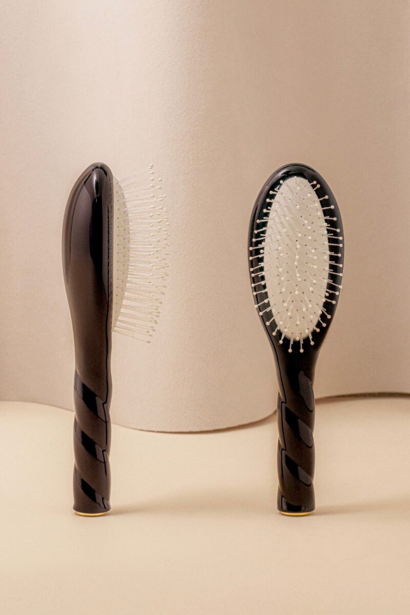 Black Édition N.04 La Petite Brosse Démêlante & Massante La Miracle
