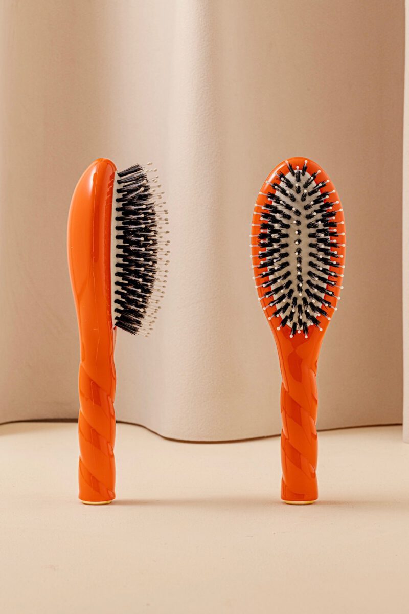 Édition Limitée N.03 La Petite Brosse Cuir Chevelu Sensible l'Indispensable Douceur Orange Seventies