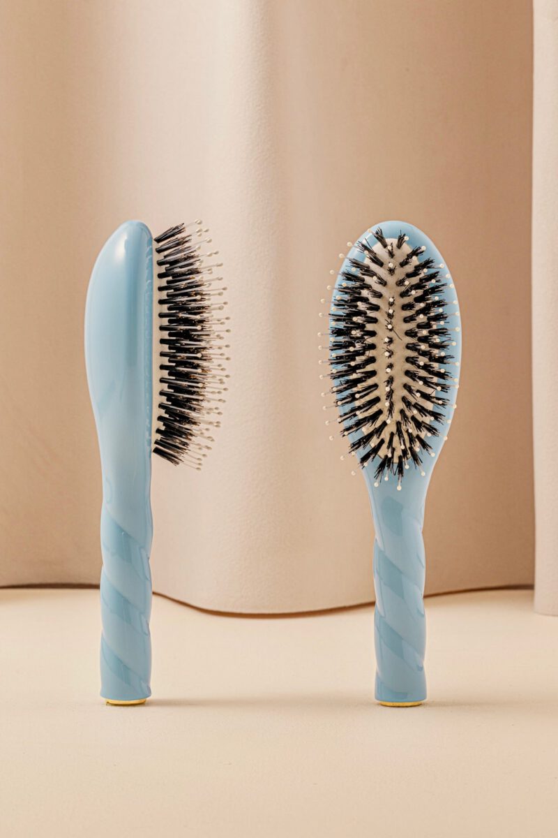 N.03 La Petite Brosse Cuir Chevelu Sensible l'Indispensable Douceur Bleu Ciel
