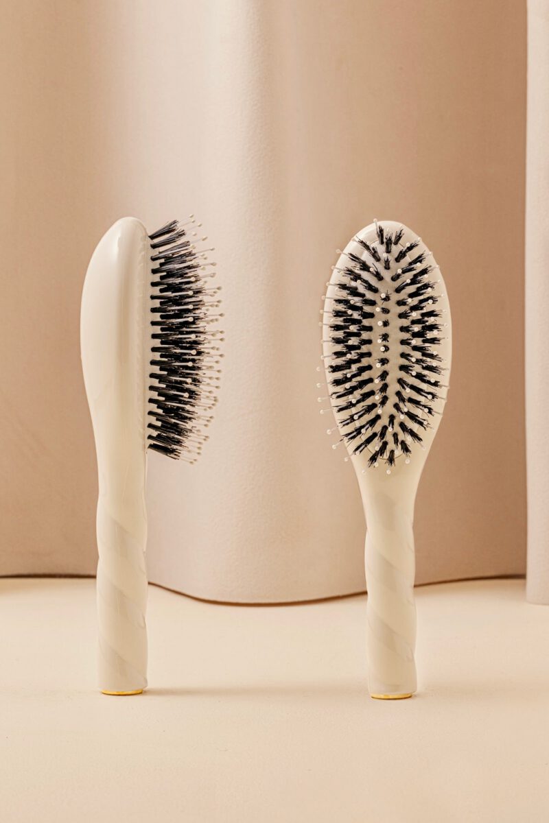 N.03 La Petite Brosse Cuir Chevelu Sensible l'Indispensable Douceur Blanc Crème