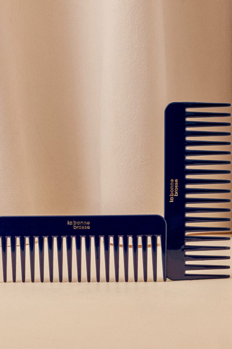 Le Peigne Large Démêlant en Acétate Bleu Myrtille