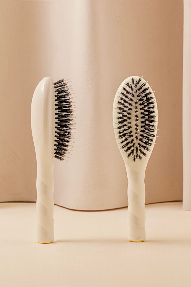N.02 La Petite Brosse Démêlante & Soin l'Indispensable Blanc Crème