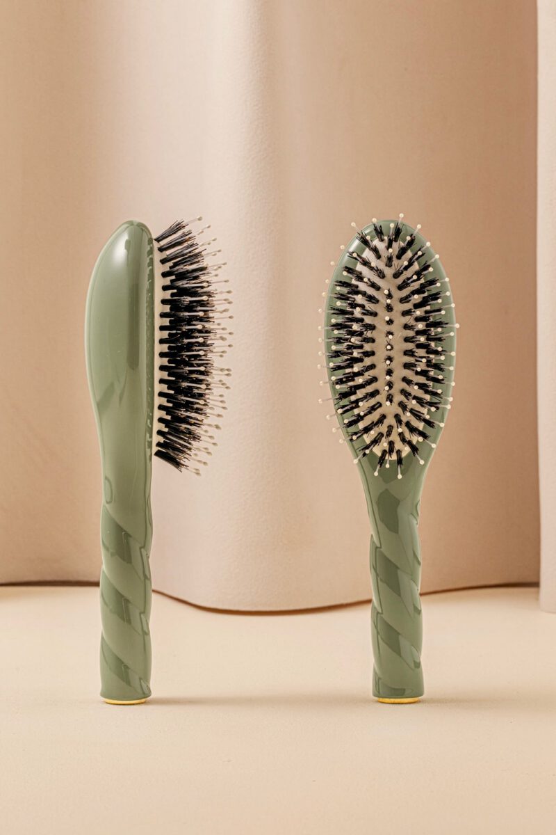 N.03 La Petite Brosse Cuir Chevelu Sensible l'Indispensable Douceur Vert Amande