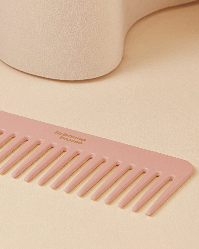 PEIGNE_SOLO_COUCHE_CLOSE-UP_ROSE-POUDRE-MONTAGE.jpg PEIGNE_SOLO_COUCHE_CLOSE-UP_ROSE-POUDRE-MONTAGE.jpg